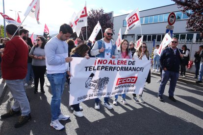 Concentración y huelga de 24 horas de la plantilla de Teleperformance en Ponferrada por los 158 despidos planteados por la empresa- ICAL