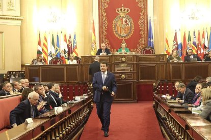 El presidente de la Junta de Castilla y León, Alfonso Fernández Mañueco, interviene en la sesión de la Comisión General de las Comunidades Autónomas en el Senado para debatir sobre la aplicación efectiva de los principios de igualdad de todos los españoles ante la ley y la solidaridad entre comunidades autónomas.- ICAL