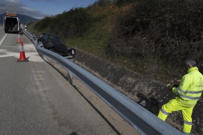 Accidente de tráfico en las Ventas de Albares, en el Torre del Bierzo (León), en el que ha fallecido un joven de 35 años