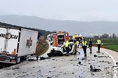 El coche y el camión instantes después del accidente en Soria