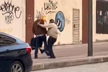 Momento del vídeo en el que el agresor le da una patada a Olegario Ramón
