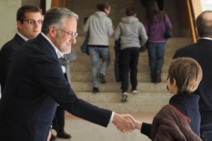 El presidente de las Cortes, Carlos Pollán, saluda a un niño