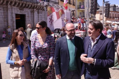 El consejero de Medio Ambiente, Vivienda y Ordenación del Territorio la Junta de Castilla y León, Juan Carlos Suárez-Quiñones (D), junto al alcalde de Ponferrada, Marco Morala (2D)