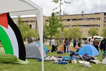 Grupo de jóvenes acampados en la USAL