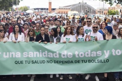 La ministra Mónica García, al frente de la manifestación contra la gestión sanitaria en Madrid