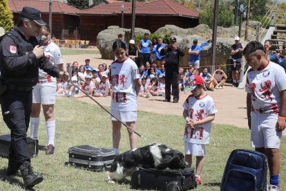 Exhibición de la Policía Nacional ante los niños y niñas de la Escuela 100x100 Deporte