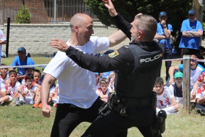 Exhibición de la Policía Nacional ante los niños y niñas de la Escuela 100x100 Deporte