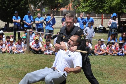 Exhibición de la Policía Nacional ante los niños y niñas de la Escuela 100x100 Deporte