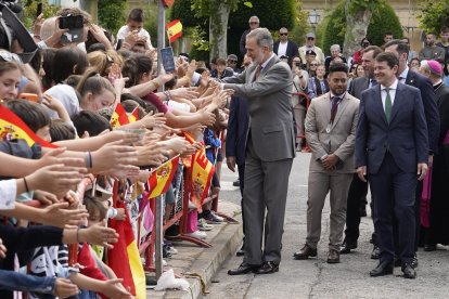 El rey Felipe VI y el presidente de la Junta, Alfonso Fernández Mañueco, inauguran la XXVII edición de Las Edades del Hombre, con sede compartida entre Villafranca del Bierzo y Santiago de Compostela. En la imagen el rey saluda a los vecinos de Villafranca del Bierzo