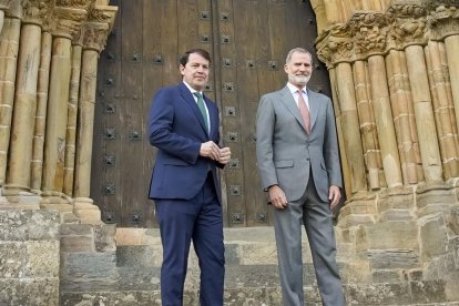 . El rey Felipe VI y el presidente de la Junta, Alfonso Fernández Mañueco, inauguran la XXVII edición de Las Edades del Hombre, con sede compartida entre Villafranca del Bierzo y Santiago de Compostela. En la imagen en la Puerta del Perdón de la iglesia de Santiago de Villafranca del Bierzo