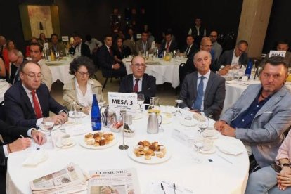 Miguel Manovel (Enantar), Loreto de la Puente Fuente (Ayuntamiento de Valladolid), José Manuel Jiménez (Ordenación del Territorio), José Antonio Arias Aguirrezabala (El Mundo – Diario de Castilla y León), Francisco Sardón (Impulsa Igualdad), en el Club de Prensa 'Claves del futuro: Energía, Vivienda y Jóvenes’