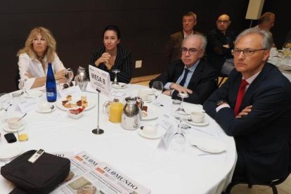 De derecha a izquierda: José Aurelio Alonso Revuelta (RTVCyL), César Gómez Blanco, Sara Gil Aldea (El Mundo – Diario de Castilla y León) y Nieves Luquero Bartolomé (El Mundo – Diario de Castilla y León),en el Club de Prensa 'Claves del futuro: Energía, Vivienda y Jóvenes’