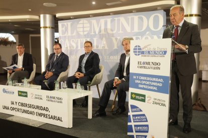 El director general de Caja Rural Zamora, Cipriano García, presenta el foro