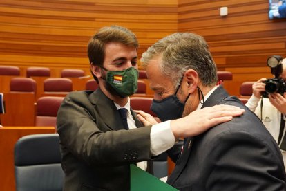 García-Gallardo felicita a Pollán tras ser elegido presidente de las Cortes en el pleno de Constitución de la legislatura el 10 de marzo de 2022.