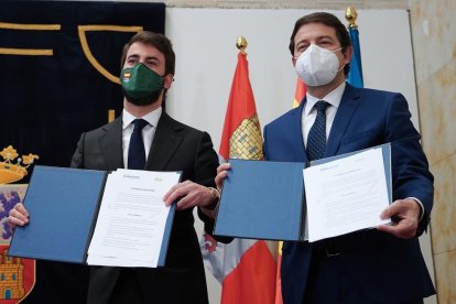 García-Gallardo con Alfonso Fernández Mañueco en la firma del pacto de gobierno de la Junta en marzo de 2022