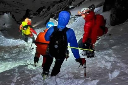 El Sepa de Asturias traslada a los montañeros enriscados en Peña Ubiña en León.