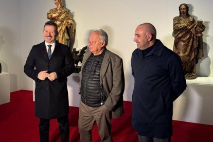 En el centro de la imagen, consejero de Cultura, Turismo y Deporte, Gonzalo Santonja, en la exposición 'Gregorio Fernández y Martínez Montañés'