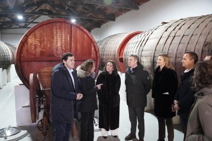 Alberto Núñez Feijóo y Alfonso Fernández Mañueco visitan la bodega Hijos de Alberto Gutiérrez en Serrada (Valladolid).
