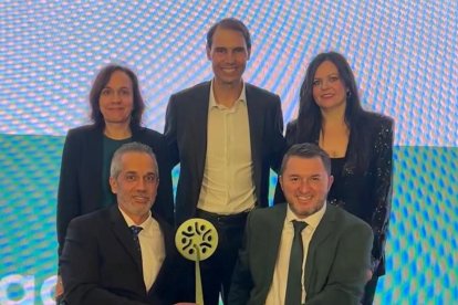 Los premiados muestran el galardón.