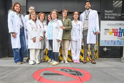 Equipo del Hospital Universitario de Burgos que se preocupa de que no se fume en todo el recinto