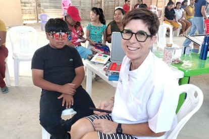 La integrante de Palentinas por Perú, la optometrista Vicki Alonso, revisa la vista de un niño de Paita, región de Piura de Perú