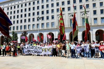 Concentracíón por la llegada del Feve al centro de León en el Ministerio de Transportes de Madrid, ICAL