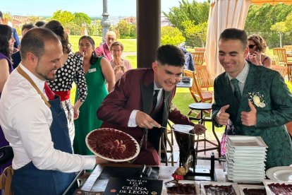 Celebración de boda con servicios de corte de ‘Cecina de León’.