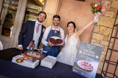 Celebración de boda con servicios de corte de ‘Cecina de León’.