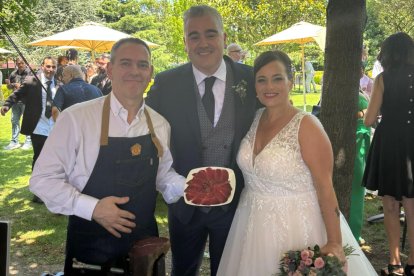 Celebración de boda con servicios de corte de ‘Cecina de León’.