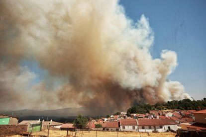 Incendio forestal cercano a la población de El Payo (Salamanca) de nivel 2