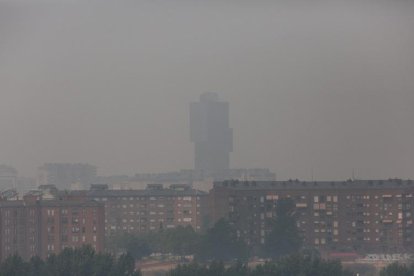 Intenso humo en El Bierzo debido a los diferentes incendios activos.