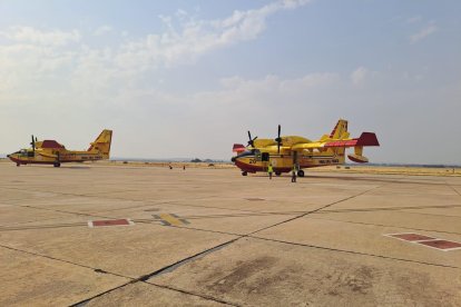 Los dos aviones-cisterna del Mecanismo Europeo de Protección Civil aterrizan en Matacán (Salamanca)