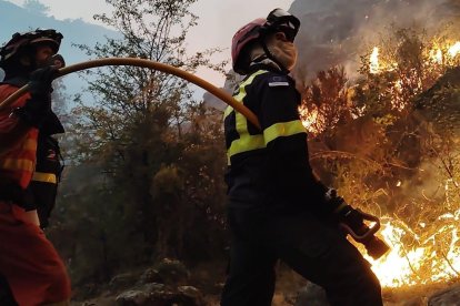 Trabajos de la UME en el incendio de Porto/Sanabria