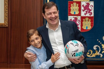 Un momento de la recepción de Mañueco a María Caamaño.