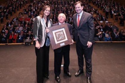 Adriana Ulibarri, Jesús Yllera y Alfonso Fernández Mañueco ante un Centro Cultural Miguel Delibes abarrotado en los XIII premios La Posada
