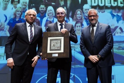 Carlos Pollán, presidente de las Cortes, y Nicanor Sen, delegado del Gobierno en Castilla y León, entregan el premio a la Empresa Agroalimentaria del Año a Carlos Galicia, CEO de Dulces Galicia.