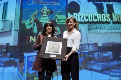 Inmaculada Sierra, vicepresidenta tercera de la Diputación de Burgos, entrega el premio al mejor proyecto de Burgos a Beatriz Angulo Silva, responsable de calidad de Bizcochos Noel