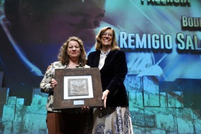 Ángeles Armisén, presidenta de la Diputación de Palencia, entrega el premio al mejor proyecto de Palencia a Amada de Salas, copropietaria y administradora de la Bodega Remigio Salas