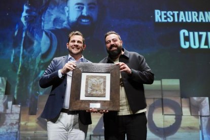Víctor López de la Parte, vicepresidente 1º de la Diputación de Zamora, entrega el premio al mejor proyecto de Zamora a Adrián Asensio Malillos, cocinero y propietario del Restaurante Cuzeo.