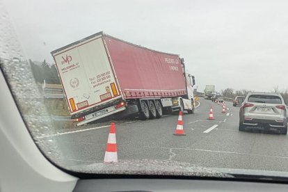 Retenciones en la A-62 tras salirse un camión de la vía
