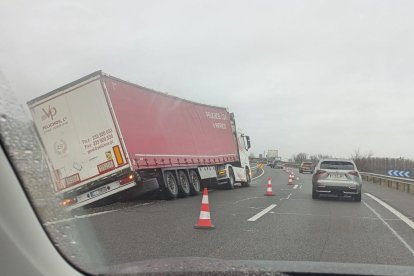 Retenciones en la A-62 tras salirse un camión de la vía