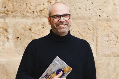 Javier presenta su libro “Bellas y Desconocidas”