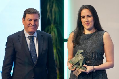 Carlos Fernández Carriedo entrega el premio Cossío a Alicia Calvo.