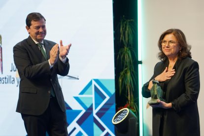 Alfonso Fernández Mañueco entrega el premio a Lucía Méndez.