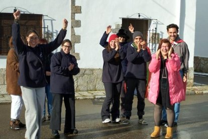 Miembros de la Comisión de Festejos de Villamanín celebran el premio del Gordo de Navidad