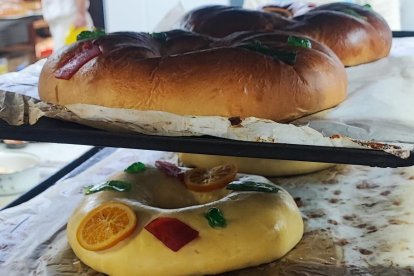 Elaboración de los roscones de la Confitería Conrado en La Bañeza en León