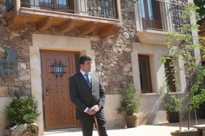 El alcalde frente a la ‘Casa del Toro’.