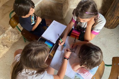 Transformación de la caseta anexa de la Fuente de San Quinces en una biblioteca verde
