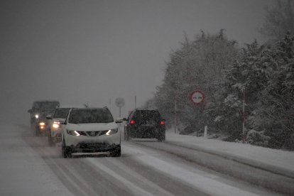 La nieve dificulta el tráfico en la N-630 a la salida de León con la borrasca Marta