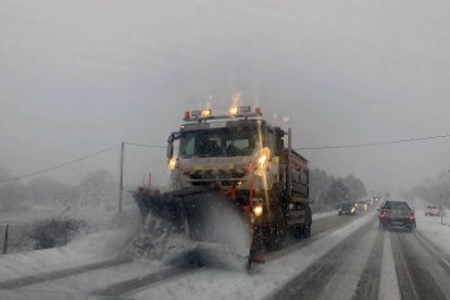 La nieve dificulta el tráfico en la N-630 a la salida de León con la borrasca Marta